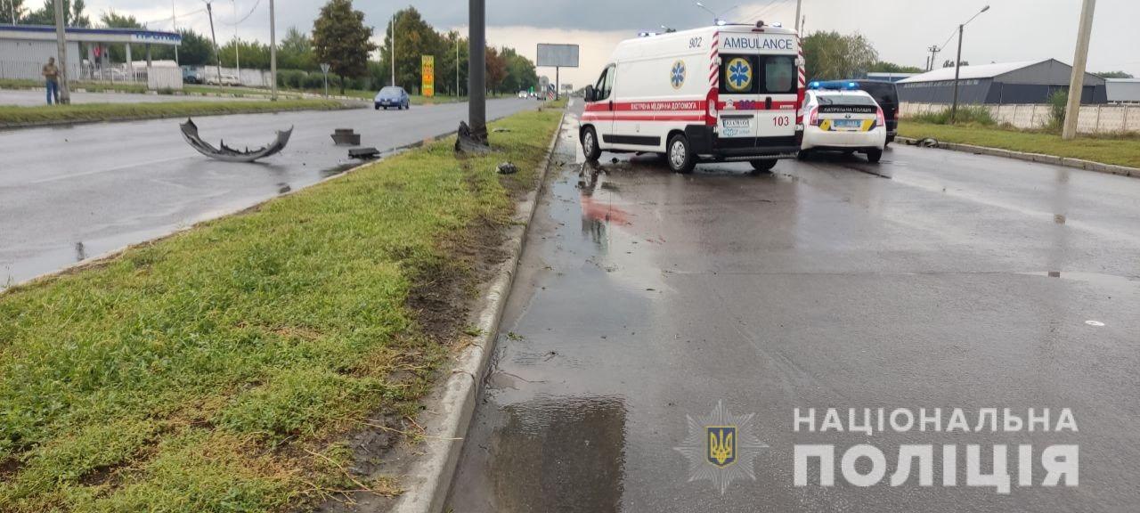 ДТП Харків: Загинув водій Toyota Camrу, який зіштовхнувся з опорою рекламного щита